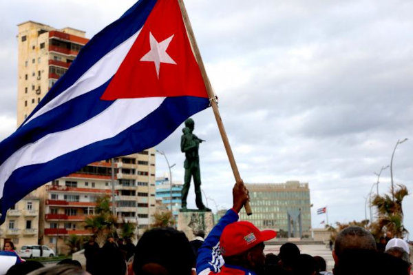 El pueblo cubano con su bandera