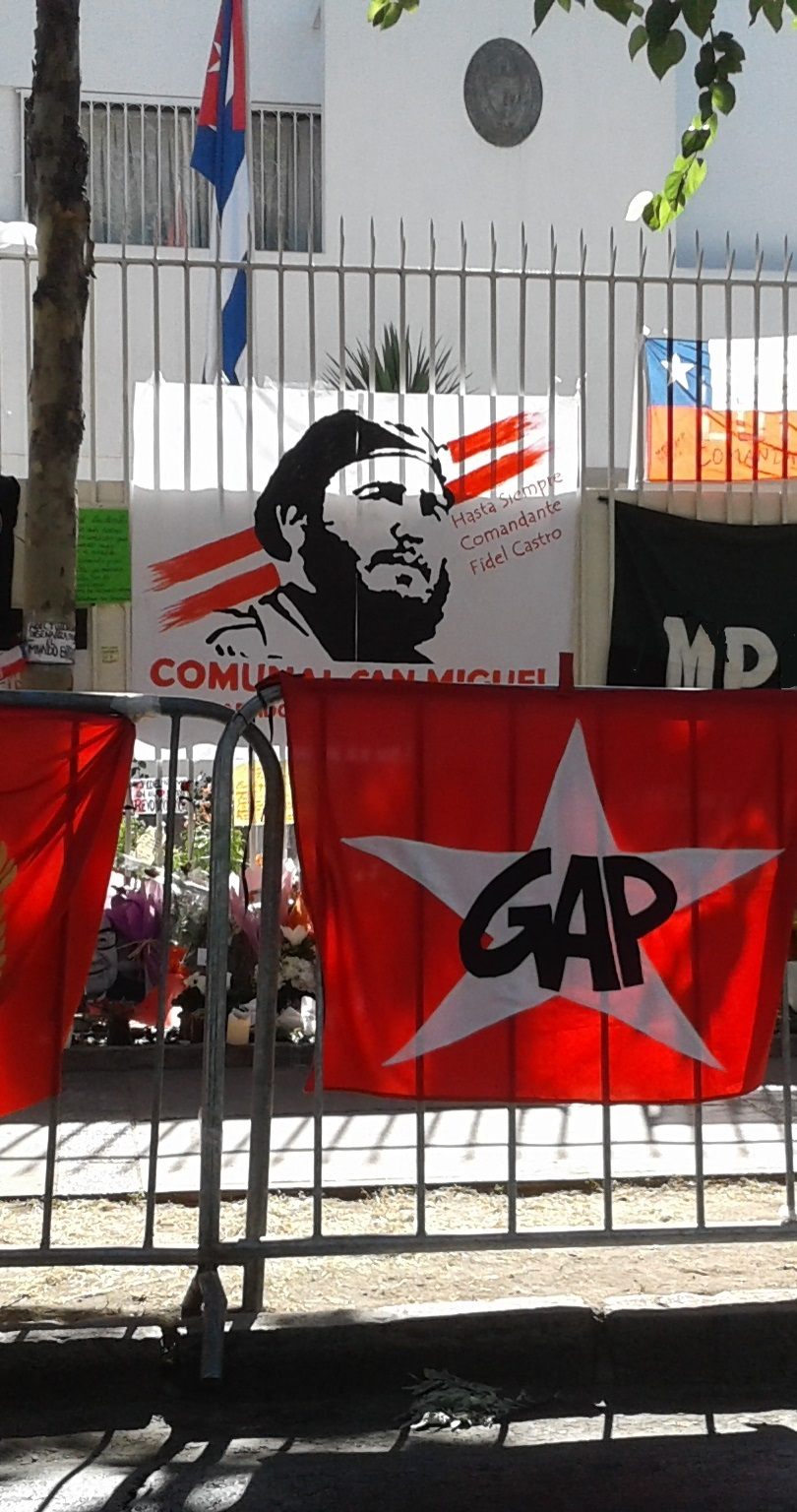 Bandera del GAP en el homenaje a Fidel Castro, Santiago de Chile, 2016