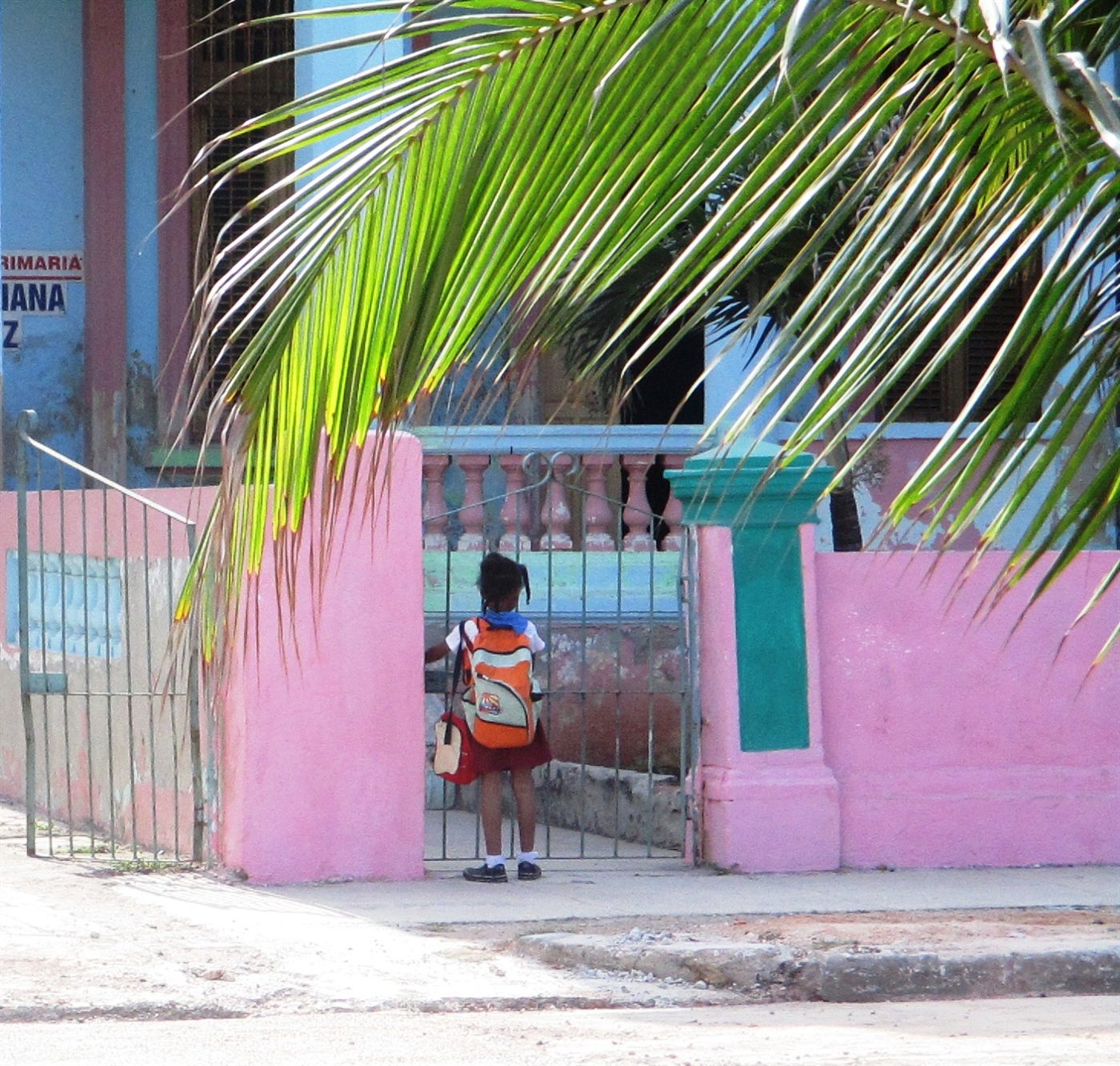 Una pionera a la entrada de su escuela primaria, Cuba